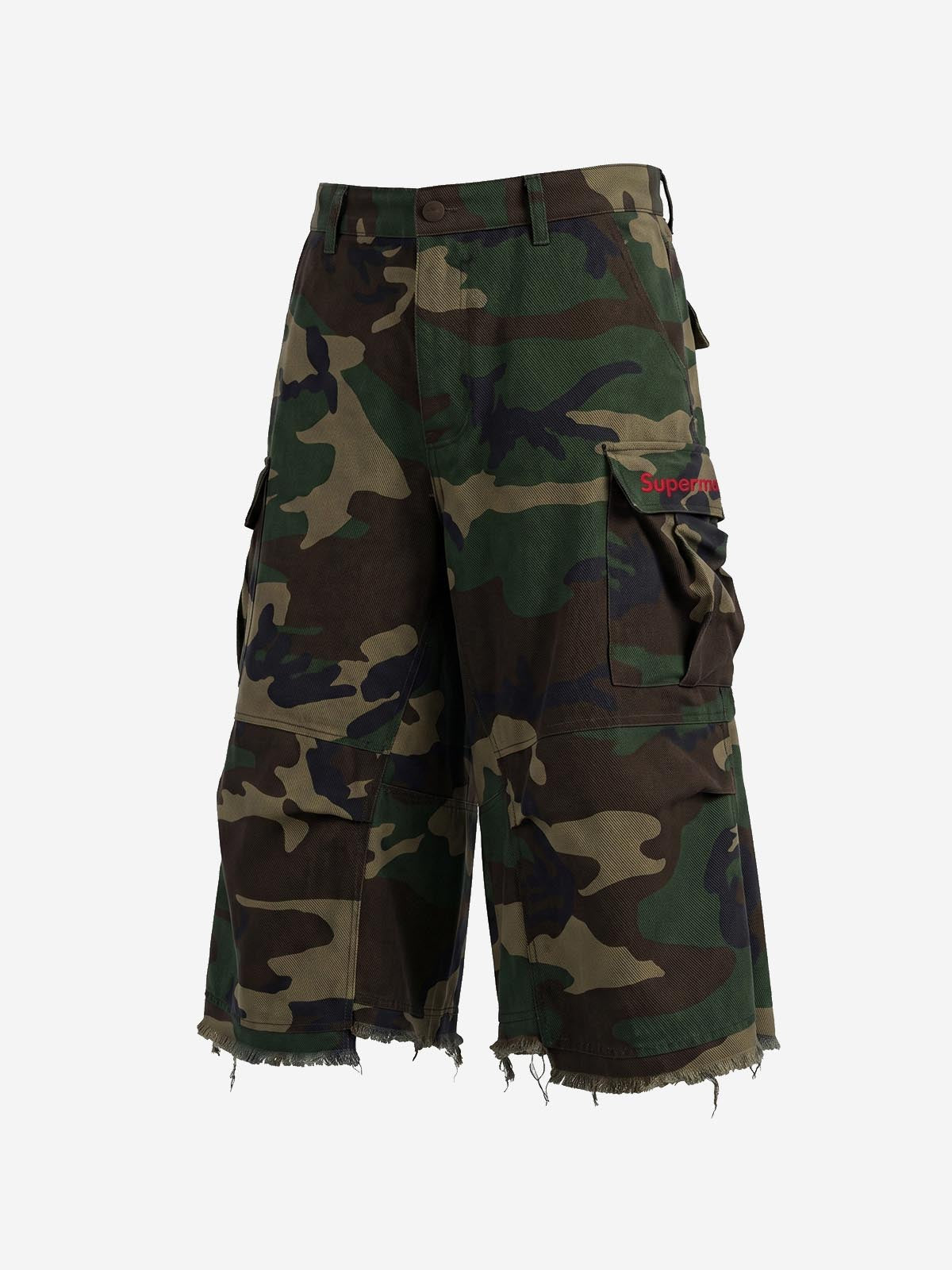 Pantalones cortos cargo con dobladillo deshilachado y estampado de camuflaje vintage