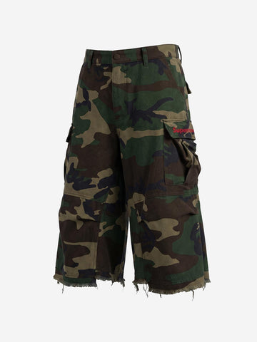 Pantalones cortos cargo con dobladillo deshilachado y estampado de camuflaje vintage