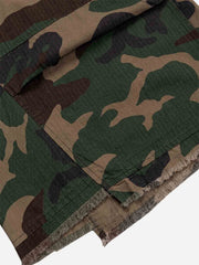 Short cargo vintage camouflage à ourlet effiloché