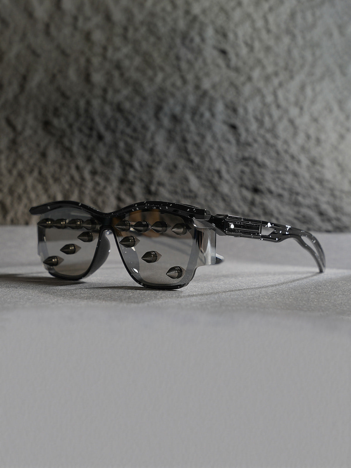 Streetwear Metal Rivet Curved Lens Glasses 