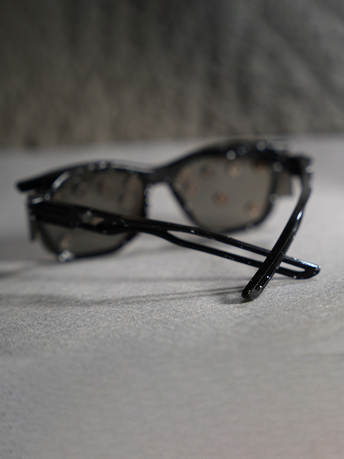 Streetwear Metal Rivet Curved Lens Glasses 