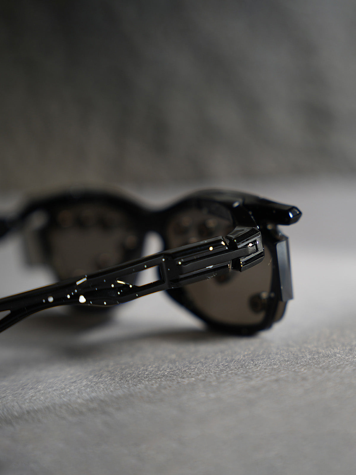 Streetwear Metal Rivet Curved Lens Glasses 