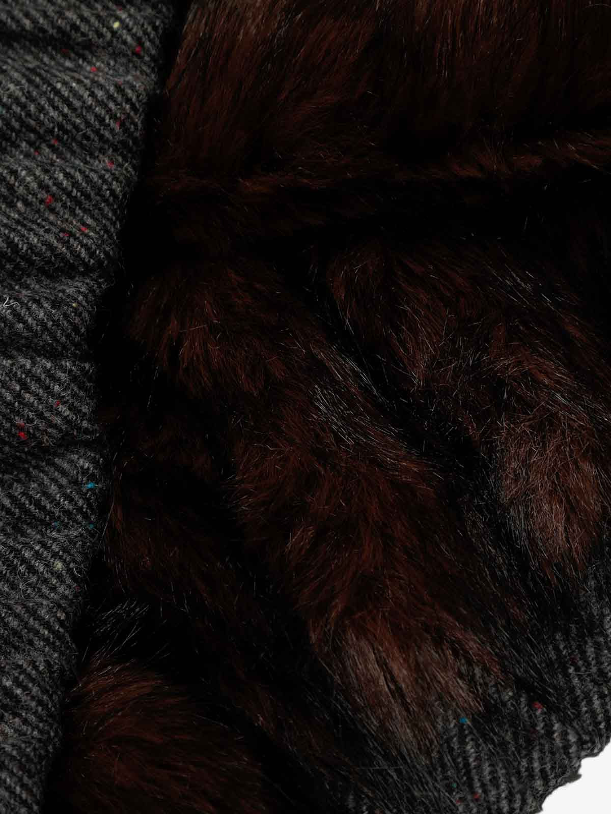 Warmth-Enhancing Faux Fur Collar Vest for Winter Outdoors 