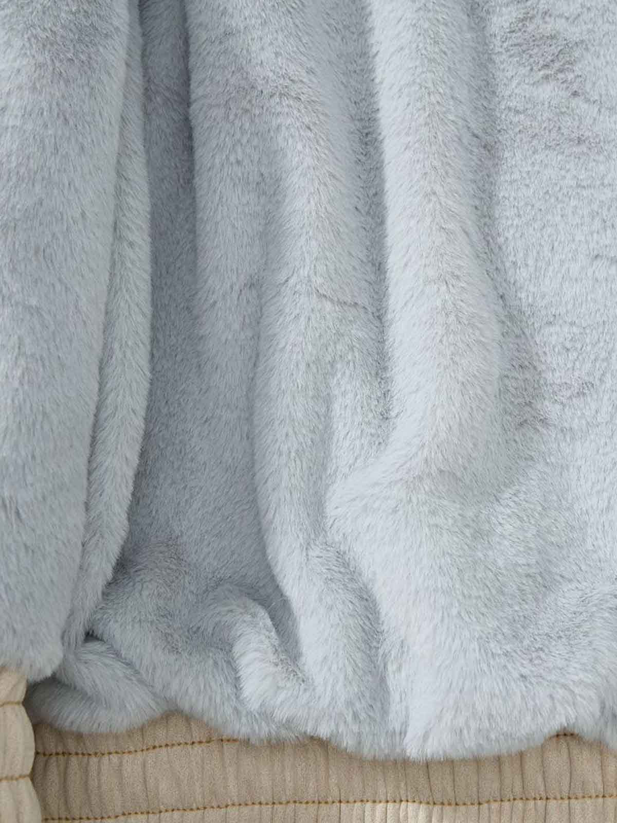 Edgy Spike-Embellished Sunglasses for Bold Fashion Statements 