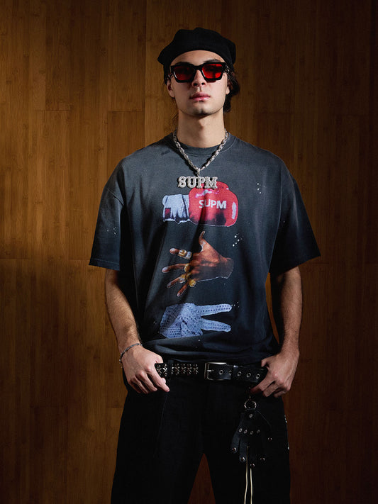 ボクシンググローブのプリントが入った、黒のダメージ加工グラフィックTシャツ