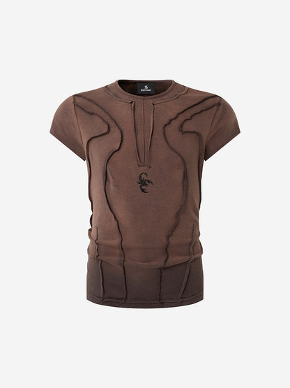 Camiseta con bordado de escorpión y costuras expuestas