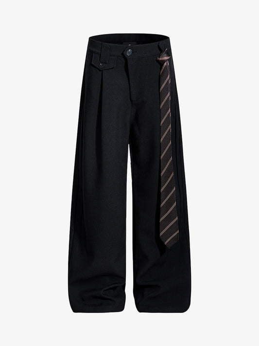 Pantalones de traje de corte relajado con detalle de lazo y caída fluida.