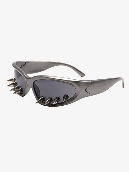 Edgy Spike-Embellished Sunglasses for Bold Fashion Statements 