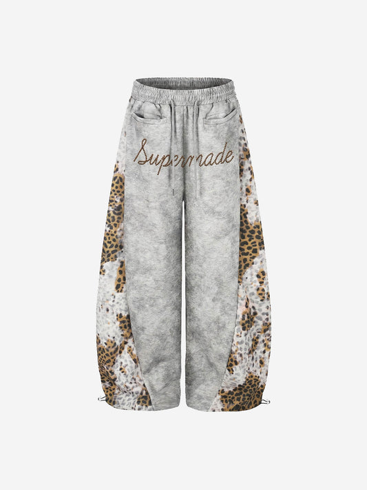 Pantalones deportivos con logo de pedrería y estampado de leopardo