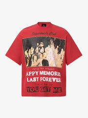 大胆なアイアンクロスのグラフィックプリントが施された、赤いワッフルニットコットンブレンドのオーバーサイズTシャツ