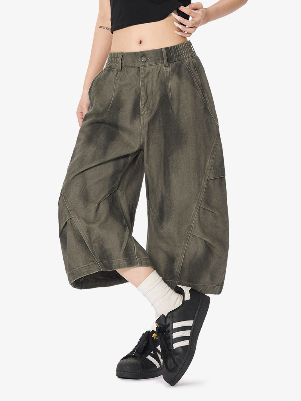 Olivfarbene, gewaschene Cargo-Shorts mit weitem Bein