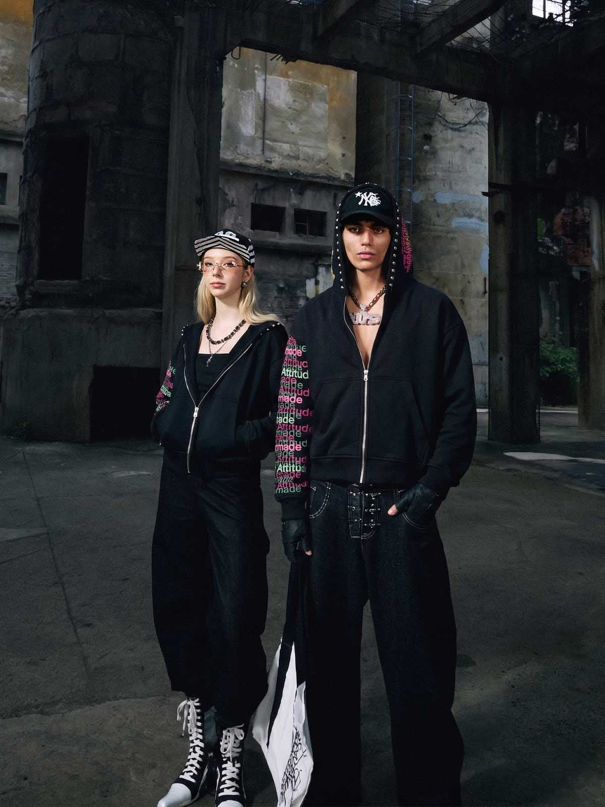 Sudadera con capucha estilo streetwear con tachuelas