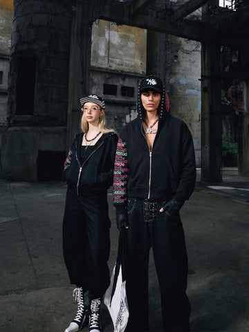 Sudadera con capucha estilo streetwear con tachuelas