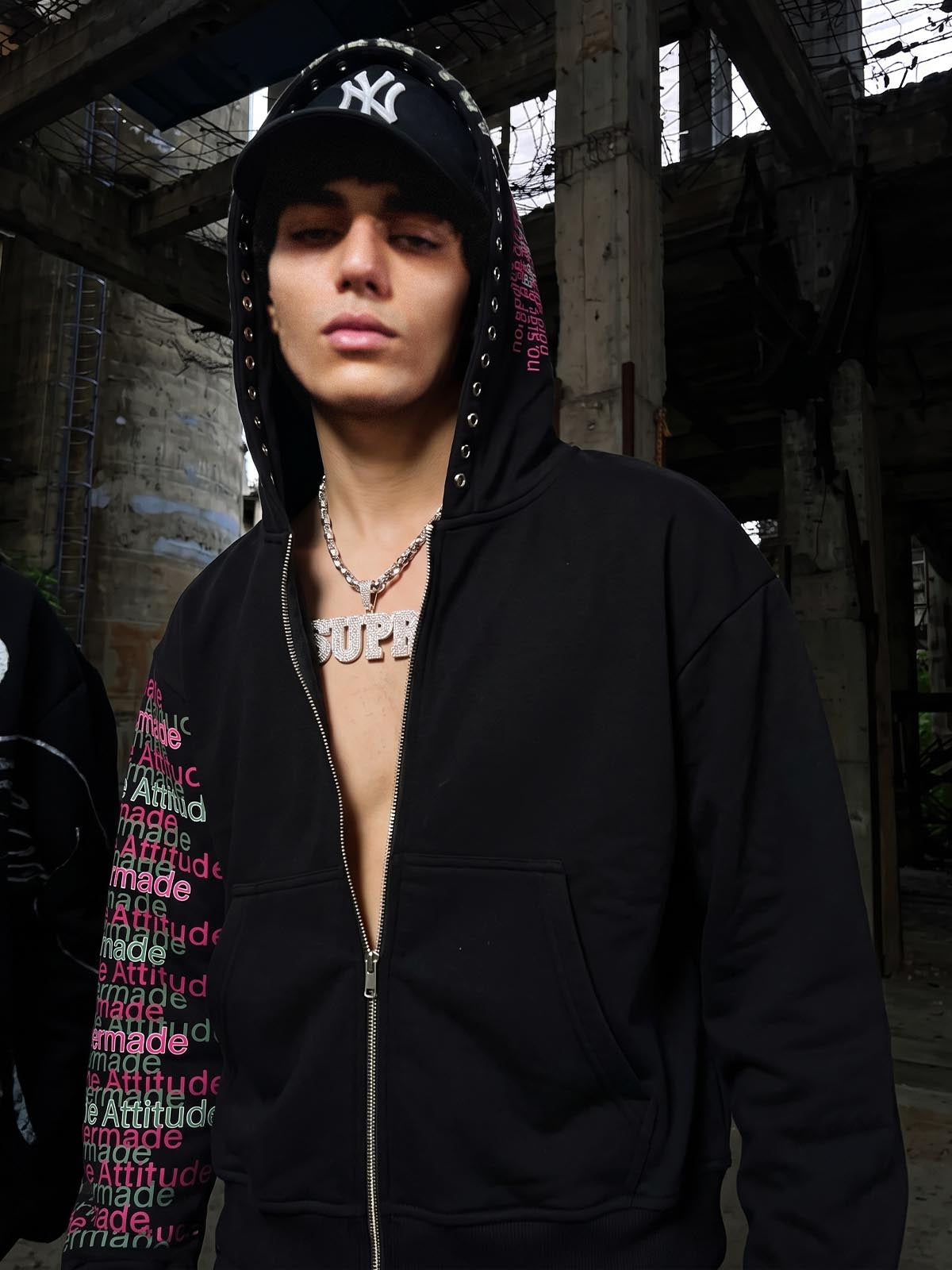 Sudadera con capucha estilo streetwear con tachuelas