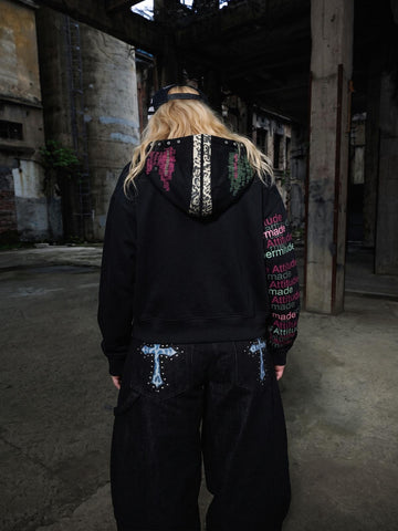 Sudadera con capucha estilo streetwear con tachuelas