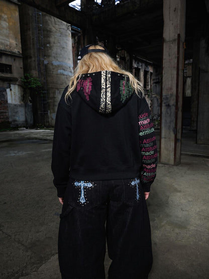 Sudadera con capucha estilo streetwear con tachuelas