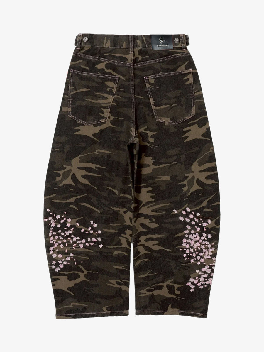 Baggy Jeans mit Camo-Sakura-Stickerei