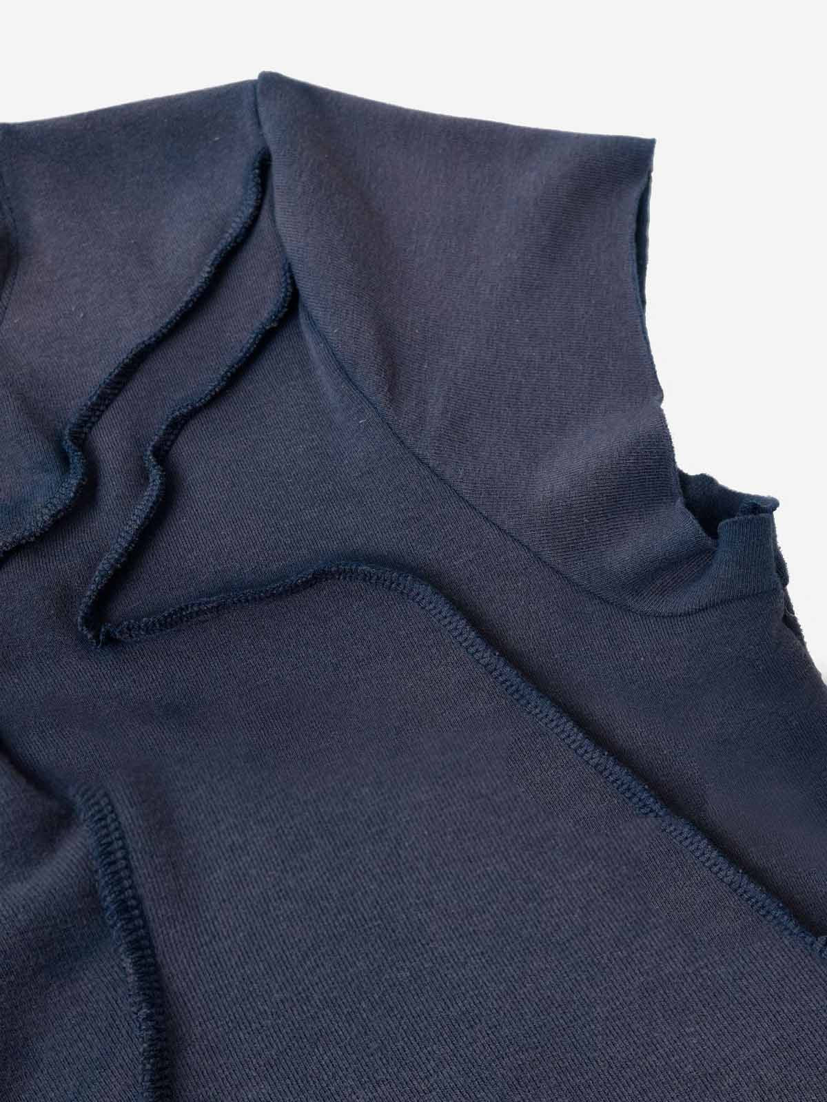Camiseta con bordado de escorpión y costuras expuestas