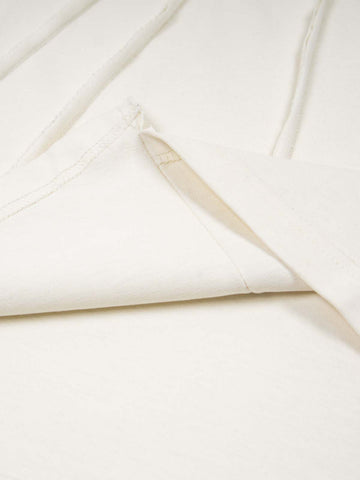 Camiseta minimalista con estampado de letras y panel asimétrico