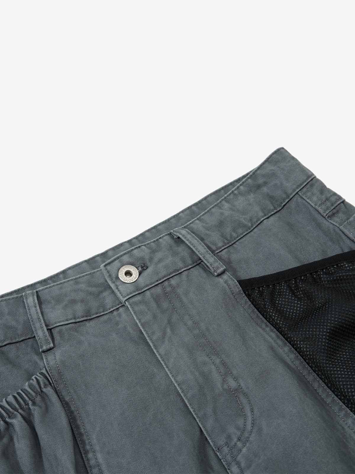 Industrielle graue Cargohose mit Mesh-Patchwork und mehreren Taschen