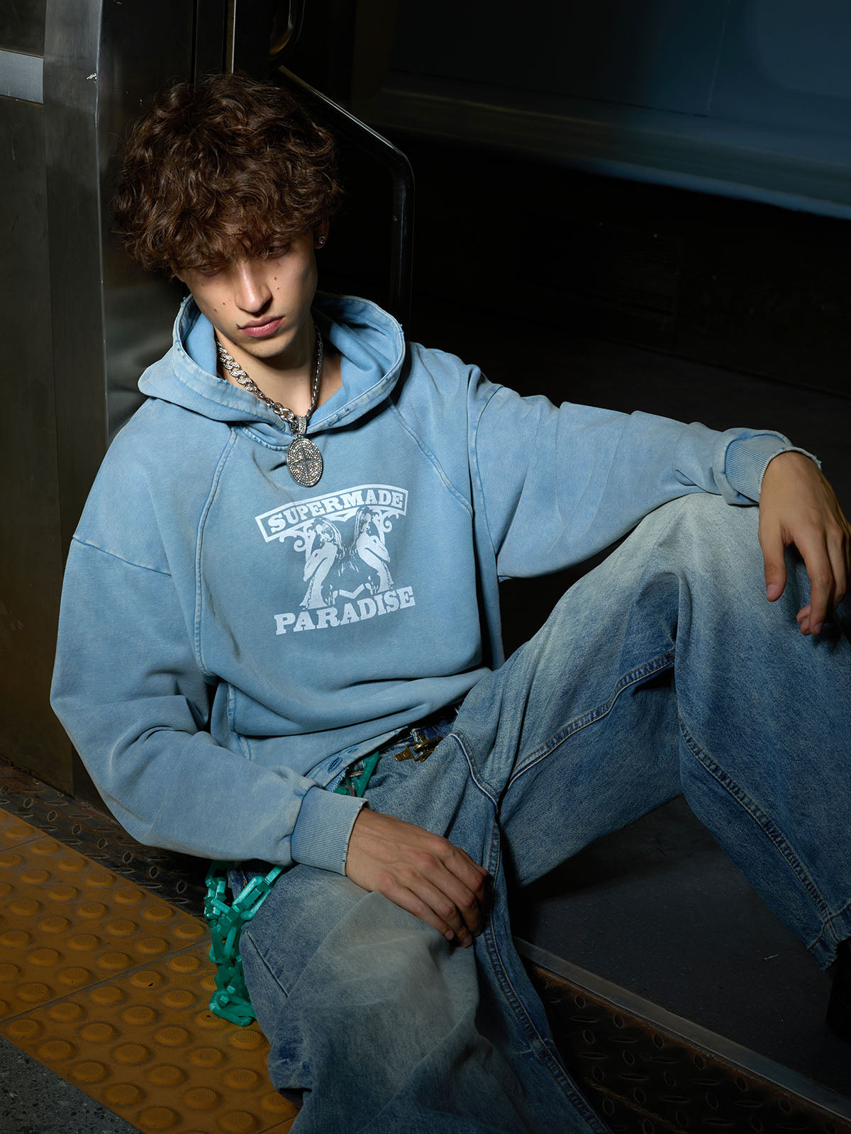 Sudadera corta con capucha estampada para chica