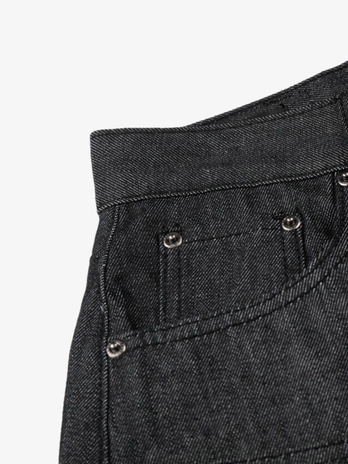 Pantalones cortos vaqueros con tachuelas y patchwork
