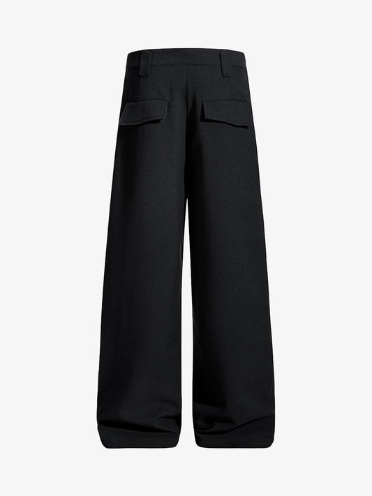 Pantalones de traje de corte relajado con detalle de lazo y caída fluida.