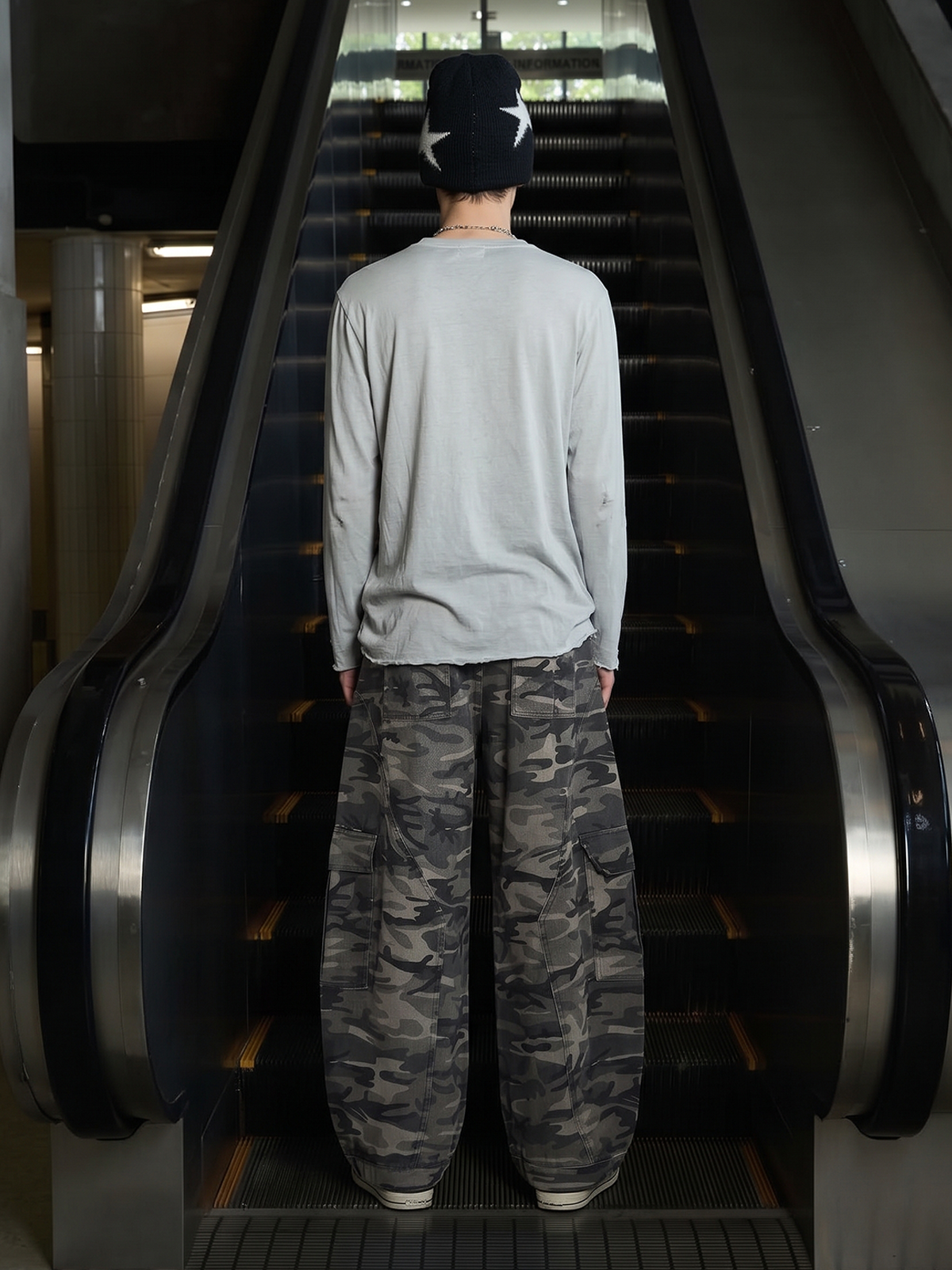 Jeans mit Camouflage-Print und gebogener Form