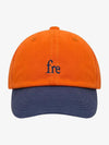 Cappellino da baseball minimalista con ricami a contrasto