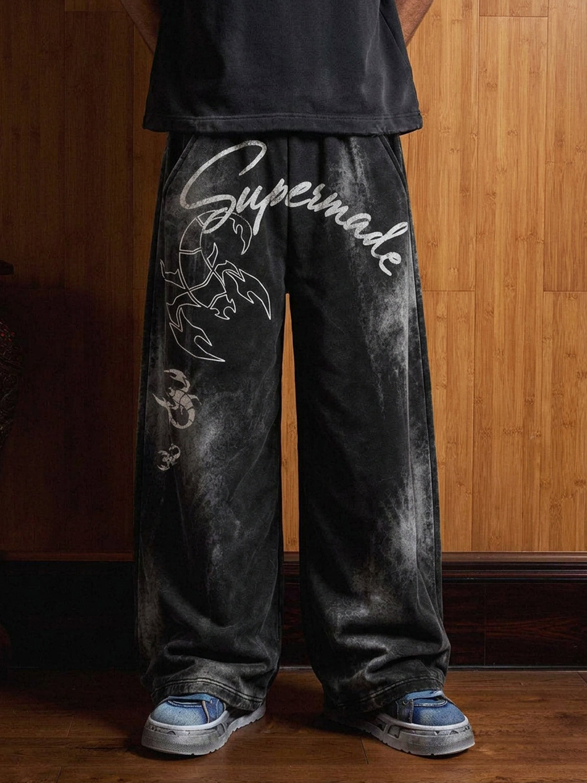 Pantalon de survêtement délavé à jambes larges, avec imprimé graphique scorpion et effet pulvérisé