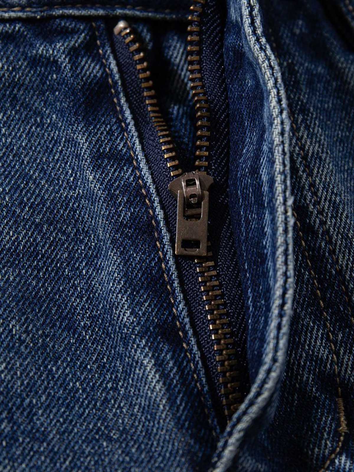 Pantaloncini di jeans con ricami a stella e rivetti