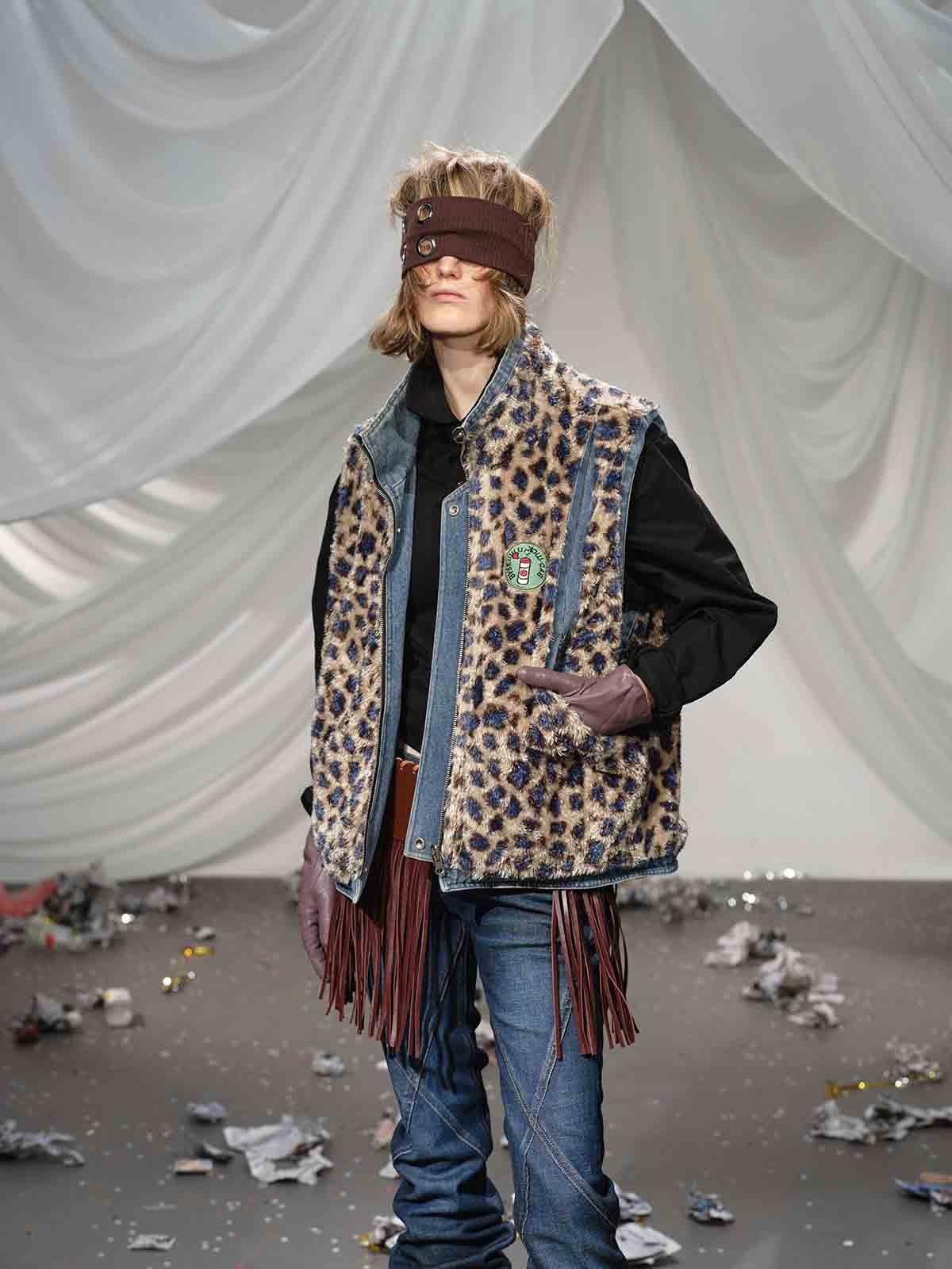 Warmth-Enhancing Faux Fur Collar Vest for Winter Outdoors 