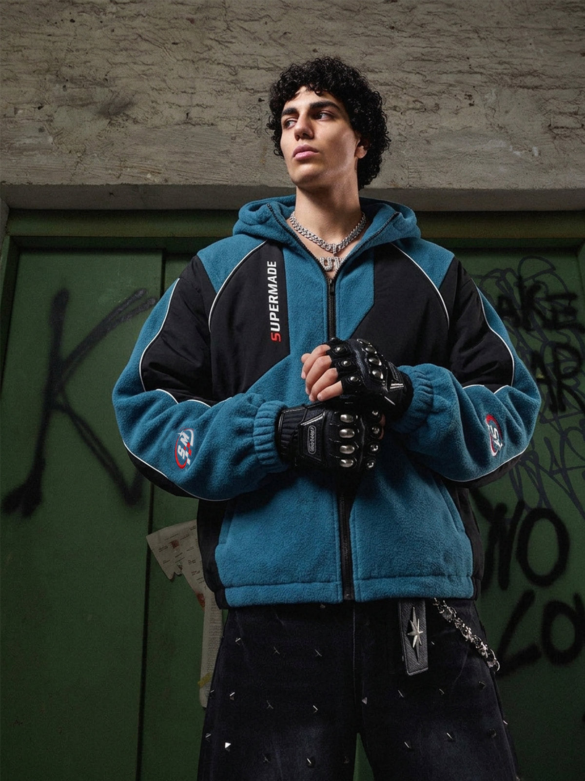 Chaqueta con capucha y cremallera, con paneles de sherpa en bloques de color