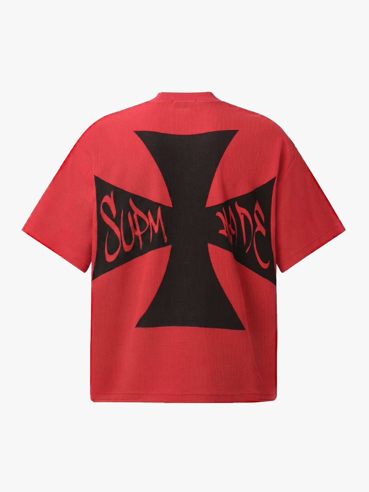 大胆なアイアンクロスのグラフィックプリントが施された、赤いワッフルニットコットンブレンドのオーバーサイズTシャツ