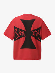 大胆なアイアンクロスのグラフィックプリントが施された、赤いワッフルニットコットンブレンドのオーバーサイズTシャツ