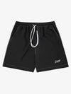 Pantaloncini minimalisti con coulisse e cuciture a contrasto.