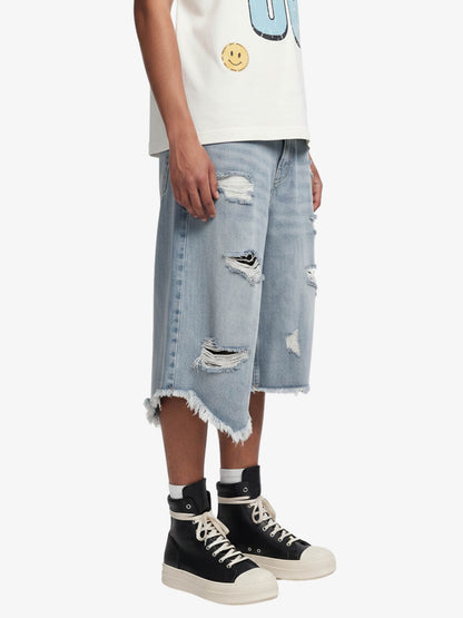 Short en jean délavé et usé