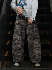 Jeans mit Camouflage-Print und gebogener Form
