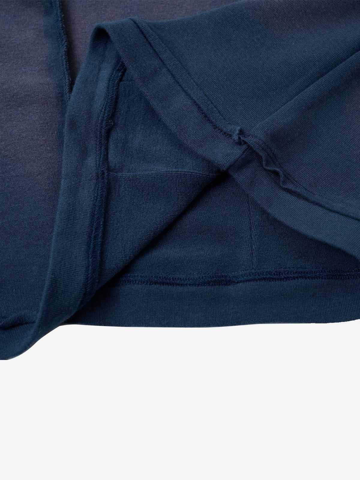 Camiseta con bordado de escorpión y costuras expuestas