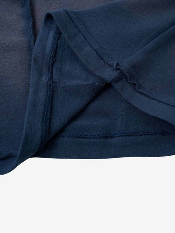 Camiseta con bordado de escorpión y costuras expuestas