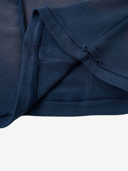 Camiseta con bordado de escorpión y costuras expuestas