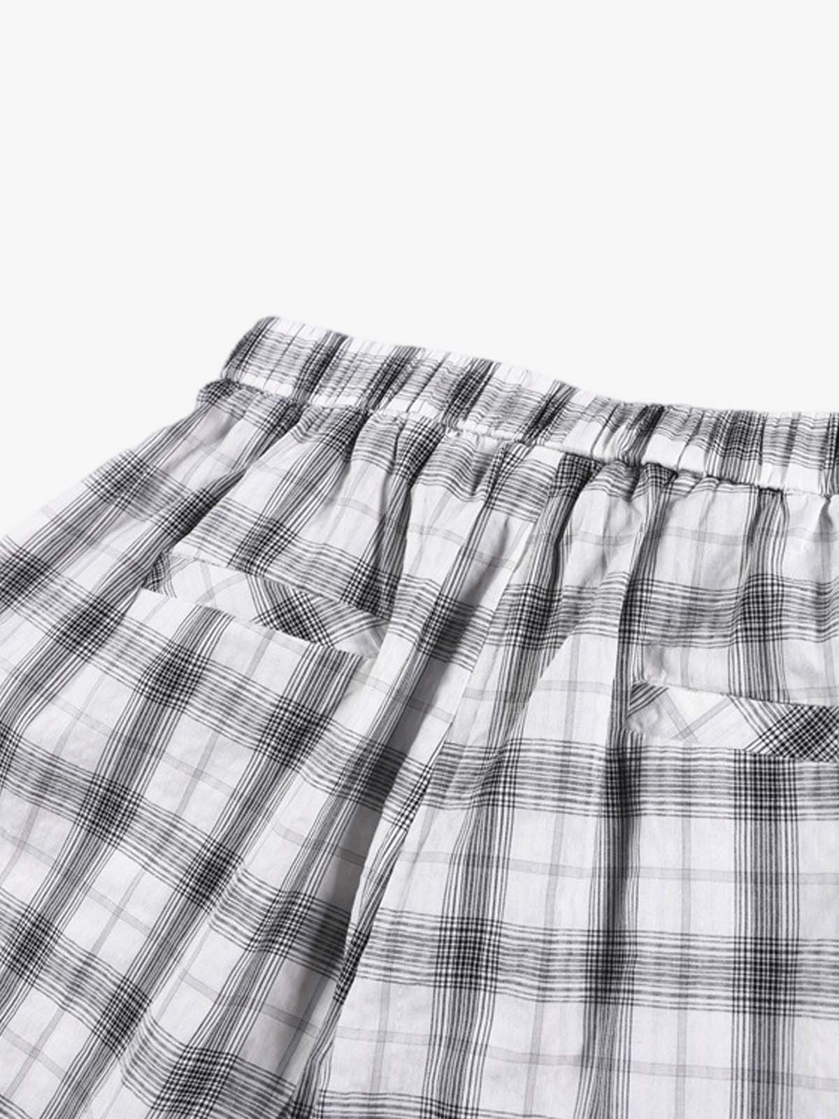チェック柄のワイドレッグパンツ（ボタン付き）