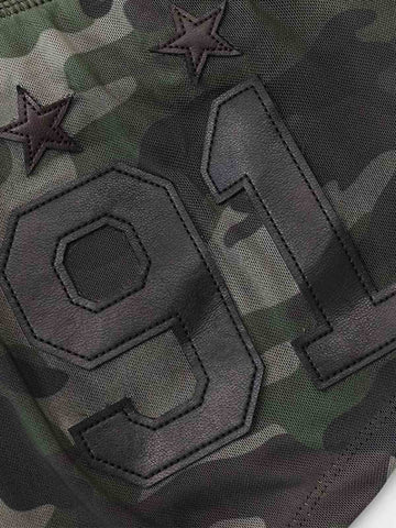 Sportliche Shorts mit Y2K-Grafikstreifen