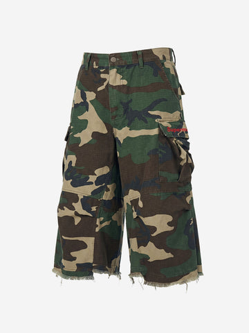 Vintage-Cargoshorts mit Camouflage-Muster und ausgefranstem Saum
