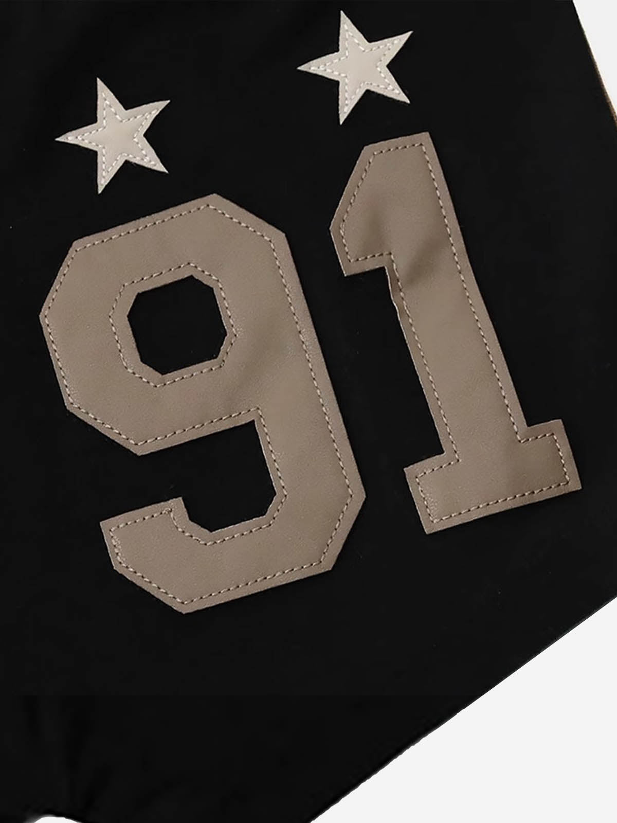 Sportliche Shorts mit Y2K-Grafikstreifen