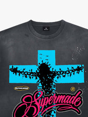 Maglietta con stampa graffiti "Passione di Cristo" e schizzi di vernice.
