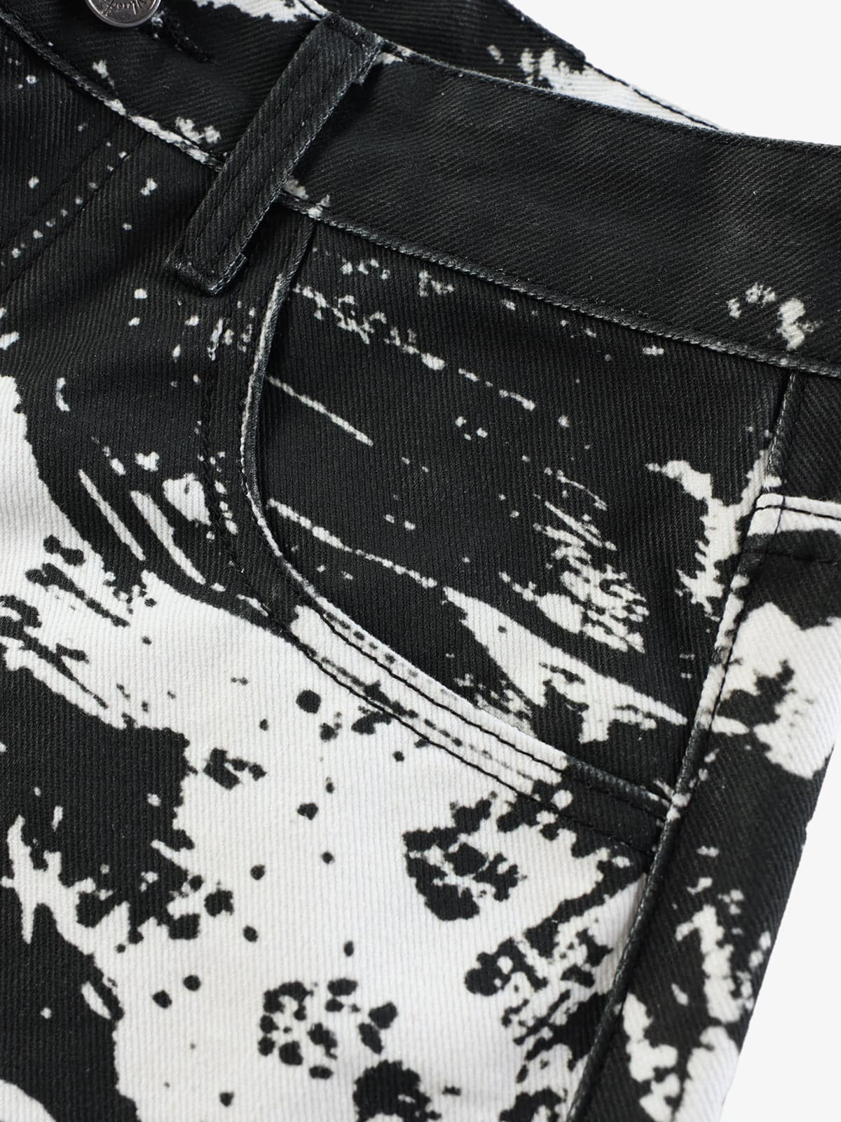 Jeans mit Tiermuster und Waschung
