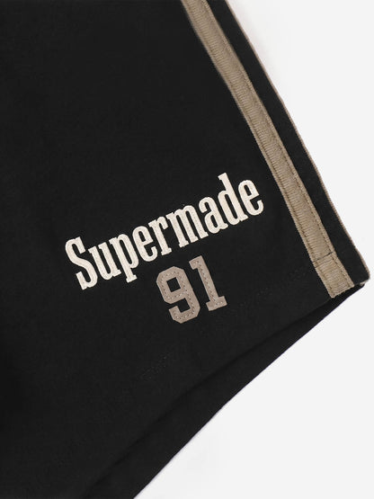 Sportliche Shorts mit Y2K-Grafikstreifen