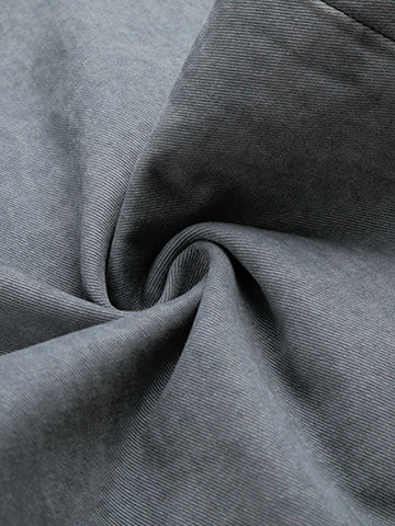 Jeans à rivets découpés