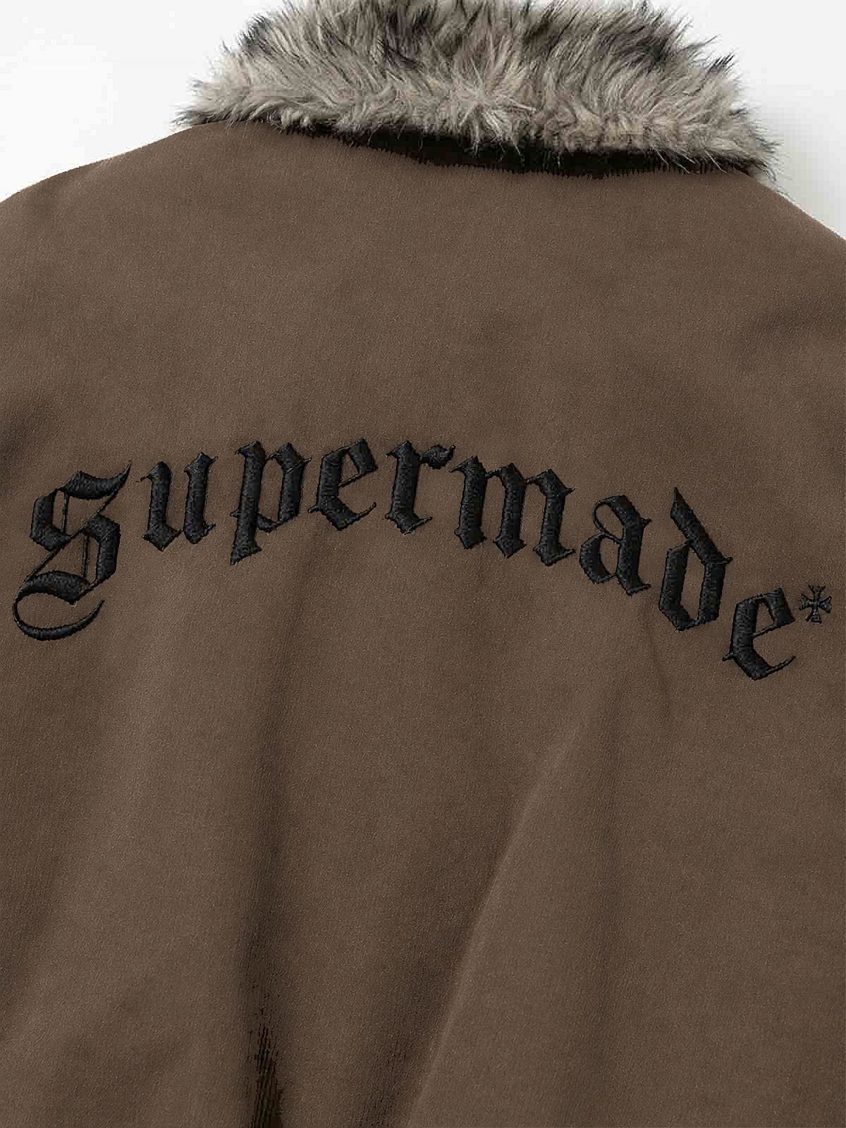 Chaqueta bomber extragrande desgastada con cuello de piel sintética bordado